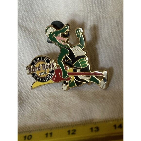 Hard Rock Cafe ORLANDO 2010 MARATHON Runner GATOR with GUITAR PIN ALIGATOR - Picture 2 of 7